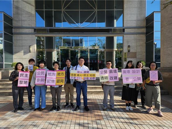 「噴水圓環行動小組」成員在市議會前集結，希望議場審議預算案能懸崖勒馬。(讀者提供／呂妍庭嘉義傳真)
