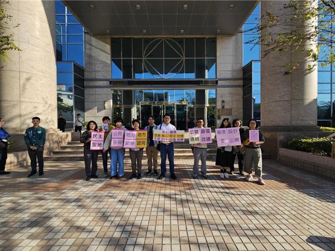 「噴水圓環行動小組」成員在市議會前集結，希望議場審議預算案能懸崖勒馬。(讀者提供／呂妍庭嘉義傳真)