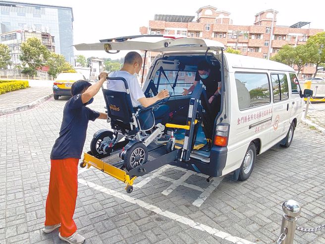 長照者福音！竹市12月起推出長照交通接送線上申請服務。圖為金門長照接送。（示意圖／本報資料照）