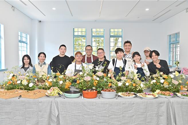 桃园市大嵙崁文教基金会与凤飞飞慈善基金会合作，携手推出「凤飞大溪」系列活动，其中餐桌行动结合大溪物产、美食以及凤飞飞金曲，透过食物设计呈现餐桌盛宴。（大嵙崁文教基金会提供／吕筱蝉桃园传真）