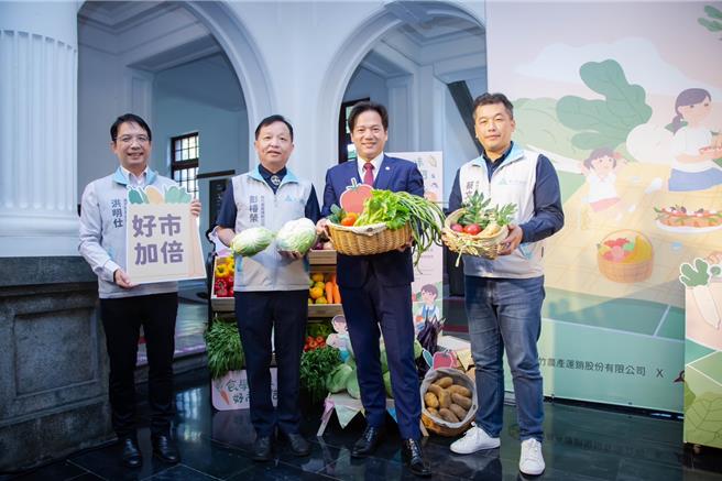 新竹农产运销公司将于6日起办理「食学知味，好市加倍」活动，代理市长邱臣远（右二）为活动宣传，民眾可用 50元现金兑换100元券，并于果菜市场内消费。（新竹市政府提供／陈育贤新竹传真）