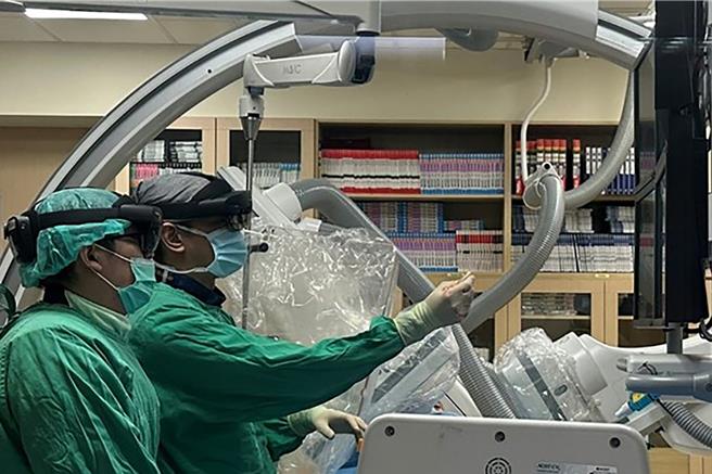 新竹台大分院心臟內科團隊創新智慧醫療再下一城，結合混合實境技術，成功完成7例冠狀動脈全阻塞手術。（新竹台大分院提供／羅浚濱新竹傳真）
