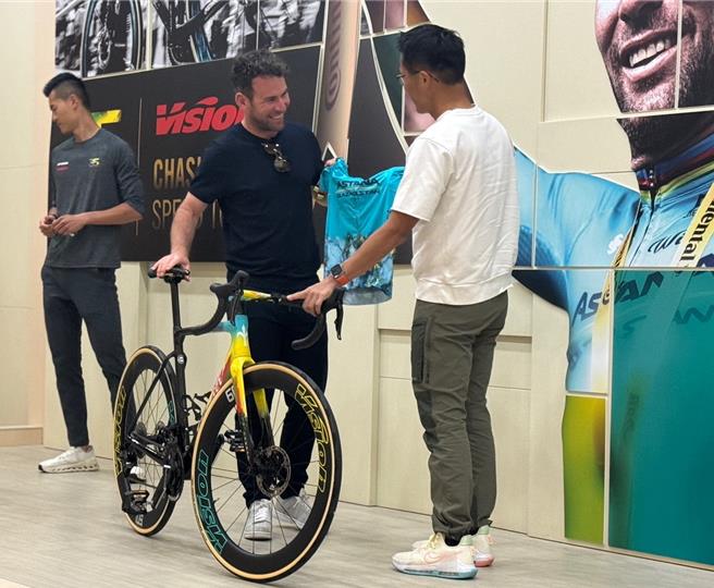 人称「曼岛飞弹」的传奇环法车手马克．凯文迪许2日在台中雾峰举办粉丝见面会，1位罹癌的粉丝在看过马克‧凯文迪许的纪录片后深受感动来到现场，期许自己能像马克．凯文迪许一样为生命坚持下去，而马克．凯文迪许也暖心给予鼓励。（潘虹恩摄）