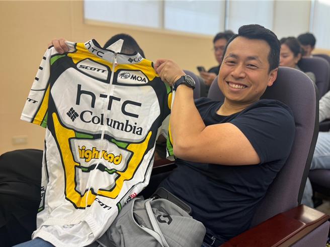 人称「曼岛飞弹」的传奇环法车手马克‧凯文迪许2日在台中雾峰举办粉丝见面会，从事自行车业的谢先生说，喜欢马克．凯文迪许在车上的自信，勇于和别人衝撞，以及其对生命的执着。（潘虹恩摄）