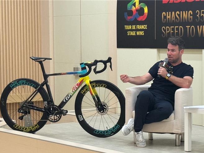 人称「曼岛飞弹」的传奇环法车手马克．‧凯文迪许2日在台中雾峰举办粉丝见面会，分享22年来的职业生涯经歷，百余位来自全台的粉丝到场追星。（潘虹恩摄）