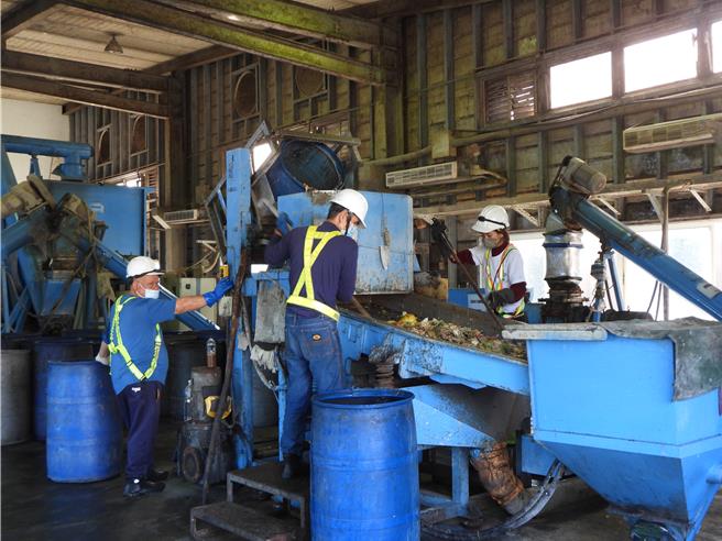 花蓮縣環保局2019年在鳳林鎮環保科技園區設置2套廚餘高效能處理系統，委由廠商代操作，將縣內家用廚餘轉化為固、液態有機肥料供農友及民眾使用。（羅亦晽攝）