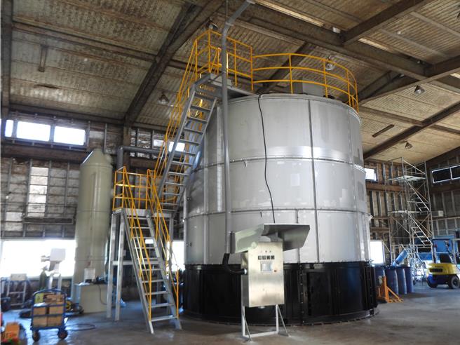 花蓮縣鳳林鎮環保科技園區2套廚餘高效能處理系統每日處理總量最多只有20公噸，環保局今年為此向中央爭取1400多萬購入一台直立式的發酵優化設備，提升處理量能。（羅亦晽攝）