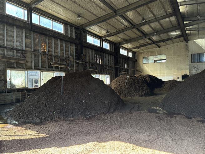 花蓮縣議會專案小組今天到鳳林環保科技園區會勘了解廚餘高效能處理系統，不過廠區臭酸味濃郁，堆肥靜置廠又持續有黃色油水滲出流進水溝，議員憂心是否會流入一般排水系統汙染周邊環境。（羅亦晽攝）