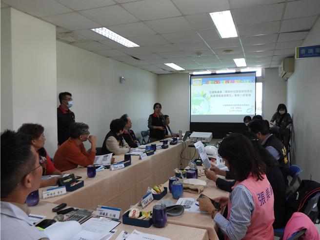 花蓮縣議會專案小組今天到鳳林環保科技園區會勘了解廚餘高效能處理系統。（羅亦晽攝）