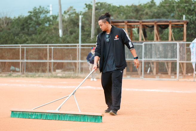 王躍霖幾乎沒缺席過關懷盃，今年也不例外，還幫忙整理場地。（原棒協提供）