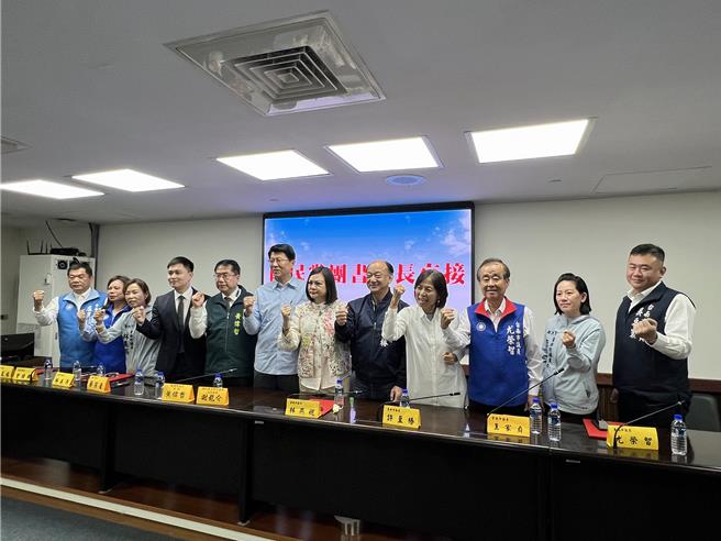 台南市议会国民党团2日举行党团三长交接，国民党台南市党部主委、立委谢龙介出席监交，市长黄伟哲也到场观礼。（洪荣志摄）