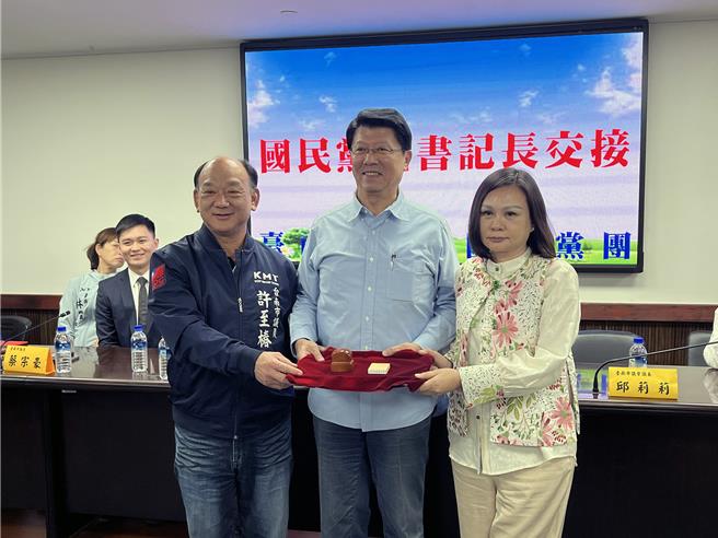 台南市议会国民党团2日举行党团三长交接，新任书记长林燕祝在国民党台南市党部主委、立委谢龙介的监交下，从原任书记长许至椿手中接任新职。（洪荣志摄）