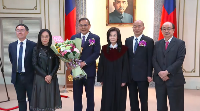 民进党立委王义川递补不分区，宣誓就职后与立法院长韩国瑜等来宾合影。(截自中时新闻网直播)