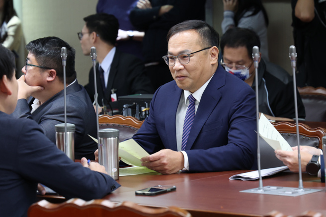 民进党政策会执行长王义川2日下午在立法院完成宣誓，递补不分区立委，随即投入相关立法工作。（邓博仁摄）