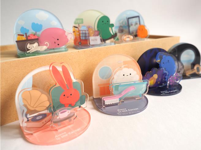 弱势长辈们化身为Ｑ版吉祥物。（弘道老人基金会提供／李京升台中传真）