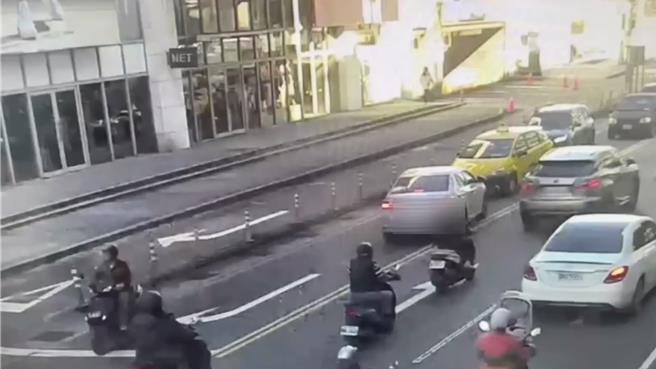 基隆市一名男子吸食丧尸菸弹后，在爱三路对向车道上逆行后呼呼大睡，遭警方逮捕并法办。（基隆市警局提供／张志康基隆传真）