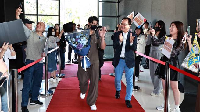 陈杰宪（左）进入电视台被热烈欢迎。（三立提供）