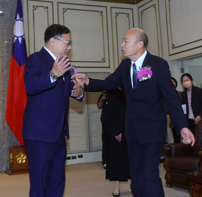 民进党政策会执行长王义川（左）递补民进党不分区立委，2日宣誓就职。合影后，立法院长韩国瑜（右）问王义川说「可以开始酒测吗？」现场随即传出笑声。（刘宗龙摄）