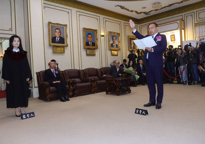 民进党政策会执行长王义川（右）递补民进党不分区立委，2日下午宣誓就职。（刘宗龙摄）