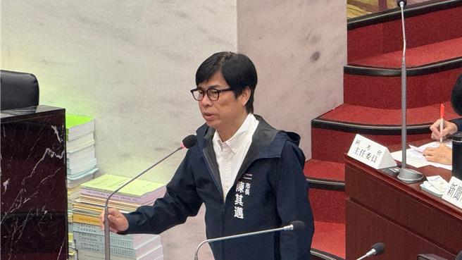 高雄市長陳其邁強調，因台南及高雄捷運系統不同，細節還在規劃中，但路線不會取消，會在湖內站共構轉乘。（柯宗緯攝）