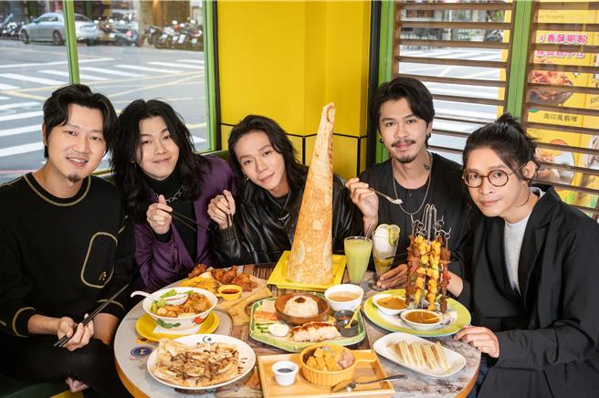 麋先生享用新马经典美食，充满能量迎接下一站巡演。（相信音乐提供）