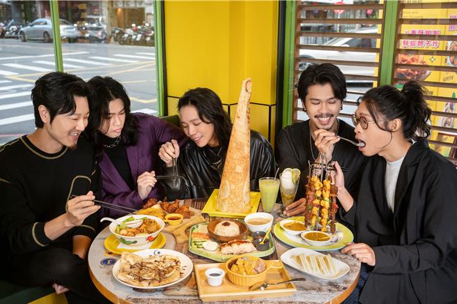 麋先生享用新马经典美食，充满能量迎接下一站巡演。（相信音乐提供）