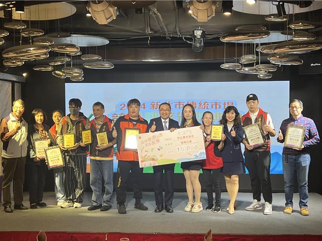 侯友宜颁发5星市集1万元奖励金。（王扬杰摄）