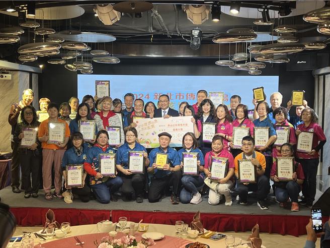 侯友宜颁发5星市集1万元奖励金。（王扬杰摄）