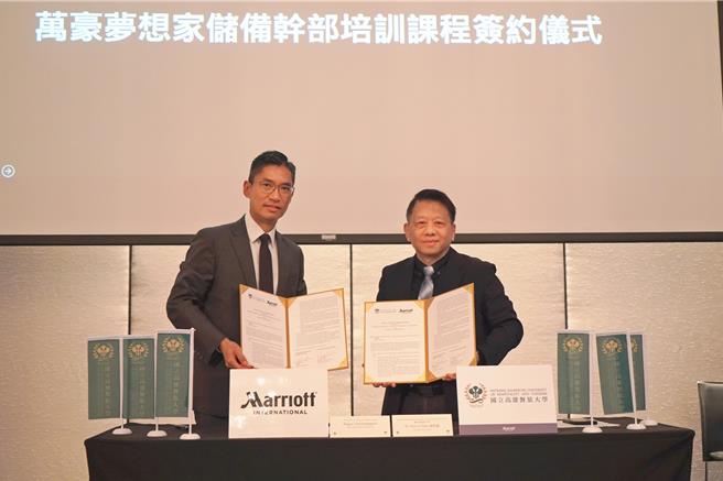 萬豪國際集團大中華區首席人力資源官戴經緯（左）來台簽約與高餐大校長陳敦基（右）簽訂儲備幹部儲訓計畫。（高餐大提供／郭良傑高雄傳真）