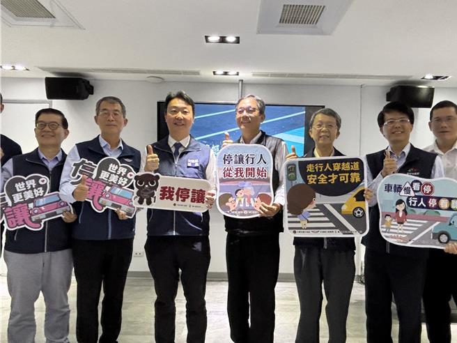 交通部2日在台中发布「在遗憾之前，把路让给人」停让行人宣导影片，交通部长陈世凯亲自南下主持。（冯惠宜摄）