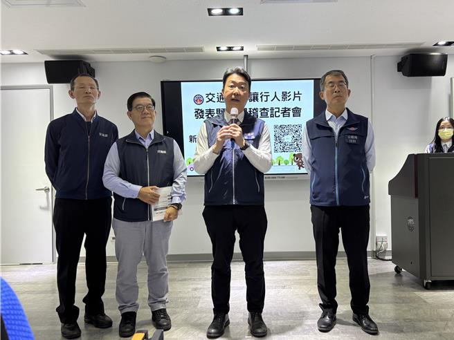 交通部2日在台中发布「在遗憾之前，把路让给人」停让行人宣导影片，交通部长陈世凯亲自南下主持。（冯惠宜摄）