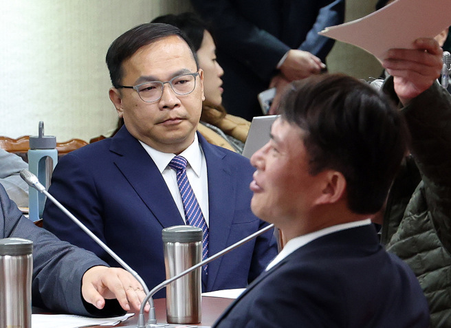 民进党政策会执行长王义川（后）2日下午在立法院完成宣誓，递补不分区立委，随即投入相关立法工作。王义川恰好坐在民眾党团总召黄国昌（前）对面，两人眼神不时刻意避开彼此。（邓博仁摄）