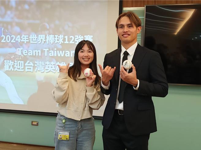 张毅抽出20名幸运儿，并为球迷在棒球上签名。（叶静美摄）