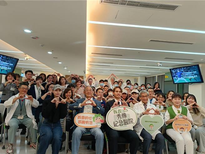 中华队投手张奕今（2）日应邀出席彰化秀传医院举办「胜投王张奕见面签名会」，让彰化球迷超嗨。（叶静美摄）