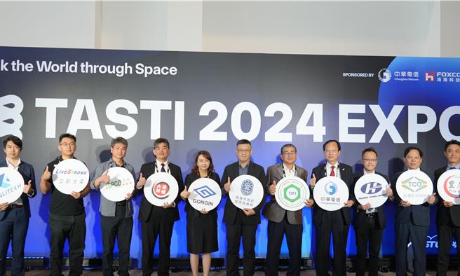 高市府经发局与螺丝公会合作，于12月2日下午在展场主舞台区办理「数位转型技术交流研讨会」，邀请专家分享AI及资通讯技术应用于太空产业之发展并进行厂商转型成果分享以及商机媒合。（高市经发局提供）