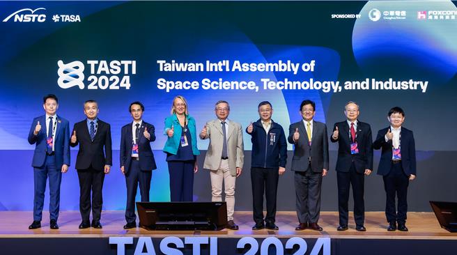 第二届台湾太空国际年会 （TASTI 2024）首度南下移师高雄，于11月30日至12月4日在高雄展览馆盛大举办。12月2日开幕式包含国科会主委吴诚文(中)、高雄市副秘书长王启川（右4）、太空中心主任吴宗信（左3）等贵宾云集。（高市经发局提供）