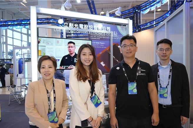 高雄馆成员立创光电总经理程子桓表示，本次展示自制的卫星电力次系统与太空太阳能电池模组，展现卓越的本土研发与制造实力。（高市经发局提供）