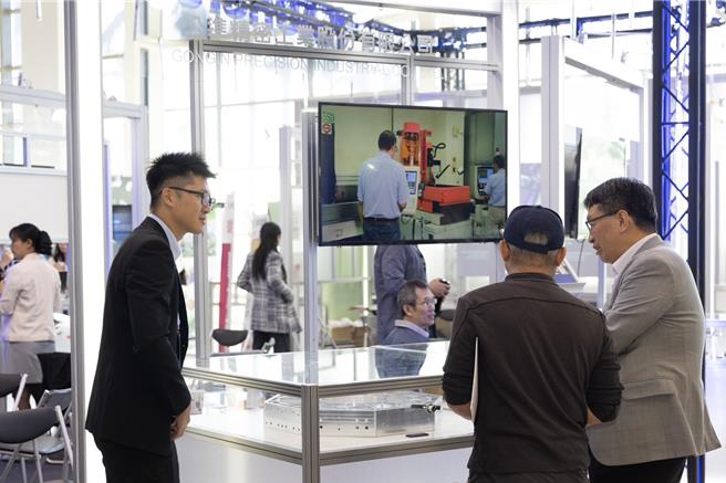 高雄市政府积极推动产业转型，邀请在地企业公准精密、光焱科技、立创光电、荣陞精密、皇亮集团、元健大和等6家厂商共同设立高雄馆展区（图为公准精密）。（高市经发局提供）