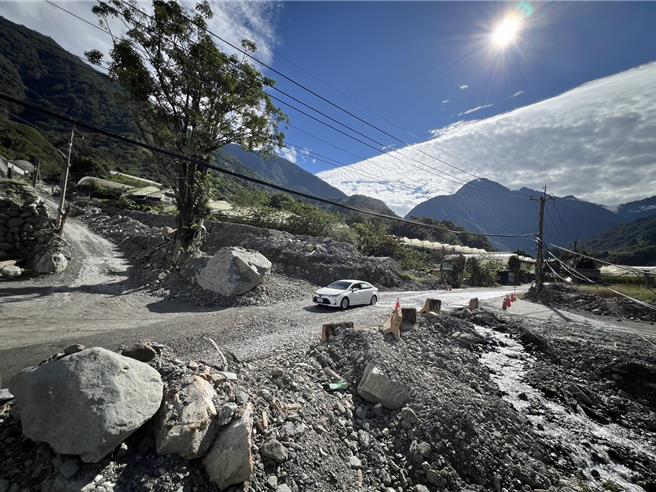 游客开车涉水经过东埔联外道路（投95线）4.3公里处土石流区，才能进出东埔温泉泡汤，险象环生。（杨静茹摄）