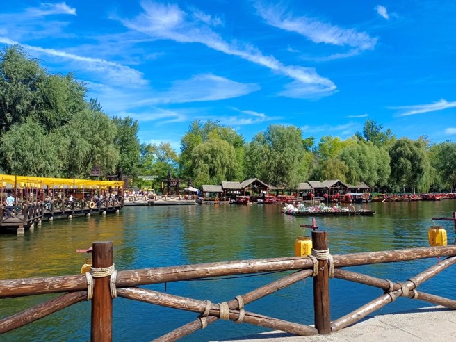 恋乡太行水镇以其独特的北方水镇风韵，吸引了大批游客前来度假。(图/周圣浩提供)