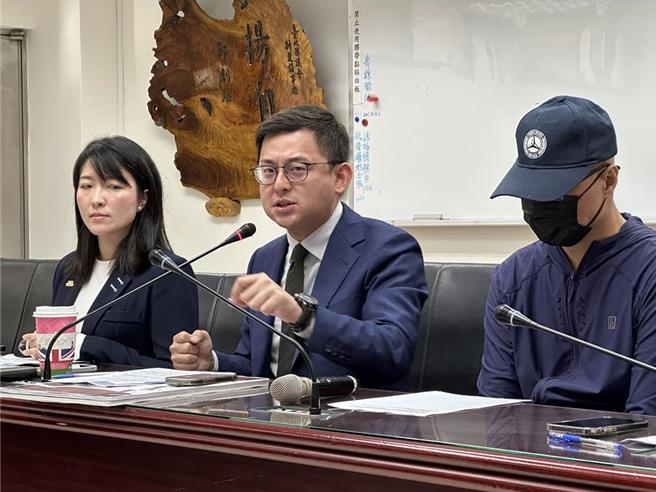 民进党新北市议员卓冠廷、陈乃瑜、山田摩衣、李宇翔及律师罗圣钧今（2）日陪同职场霸凌受害者、新北市新庄警分局侦查队施姓小队长召开记者会。（高钧麟摄）