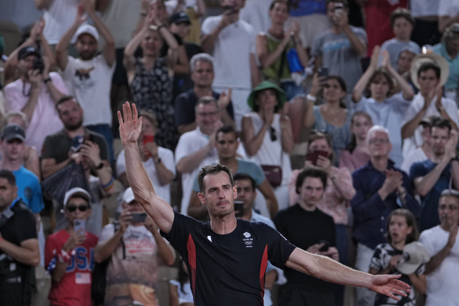 穆雷（前中）在今年巴黎奧運結束選手生涯，離場時目帶淚光揮別球迷。（美聯社資料照）