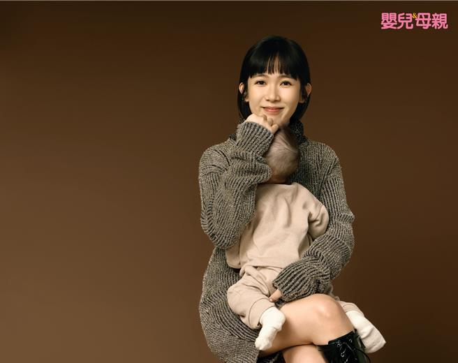 孙可芳带着儿子小太阳一起接受杂志专访。（《婴儿与母亲》提供）