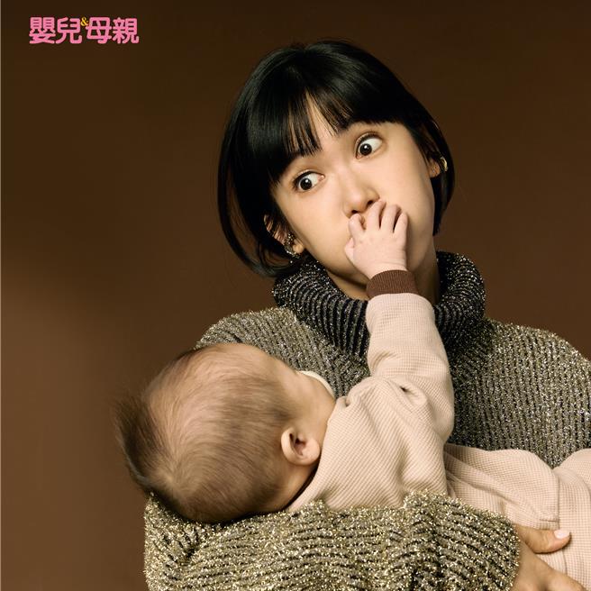 孙可芳带着儿子小太阳一起接受杂志专访。（《婴儿与母亲》提供）