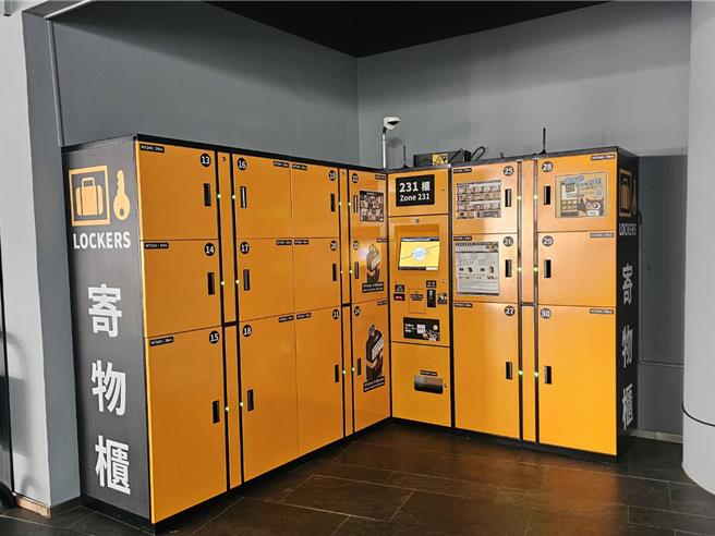 台北大巨蛋置物柜不足，市议员柳采葳建议全市应在公共场域增设置物柜，满足民眾需求。（谢佳君摄）