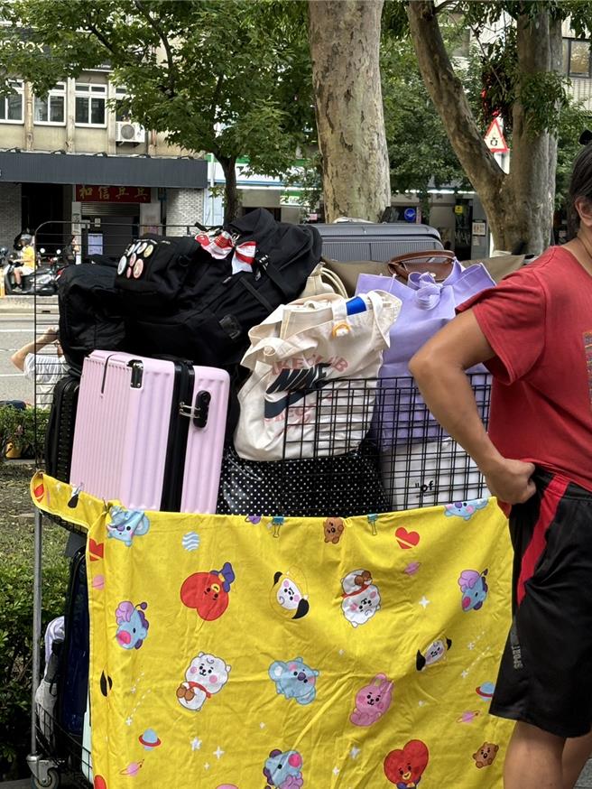 大巨蛋置物柜不足，过去时常发生摊商非法在周边收费替民眾代管行李，乱象丛生。（台北市议员柳采葳提供／谢佳君台北传真）