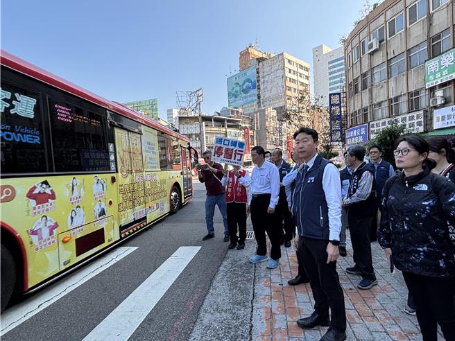 交通部长陈世凯2日回台中到路口瞭解并稽查及大客车停让行人落实情形。（冯惠宜摄）