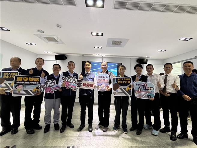 交通部2日在台中发布「在遗憾之前，把路让给人」停让行人宣导影片，交通部长陈世凯亲自南下主持。（冯惠宜摄）