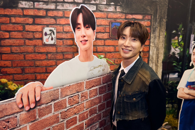 利特现身华山参观快闪店。（客家电视台提供）