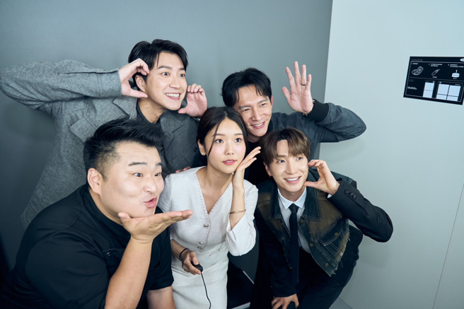 节目5人开心在快闪店拍贴机。（客家电视台提供）